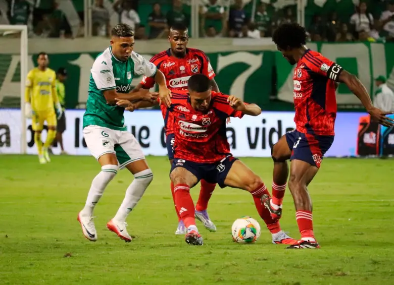 El que lleva la pelota es Daniel Londoño, lateral del DIM que cometió la falta para el penalti a favor del Cali. FOTO BERNARDO PEÑA-EL PAÍS