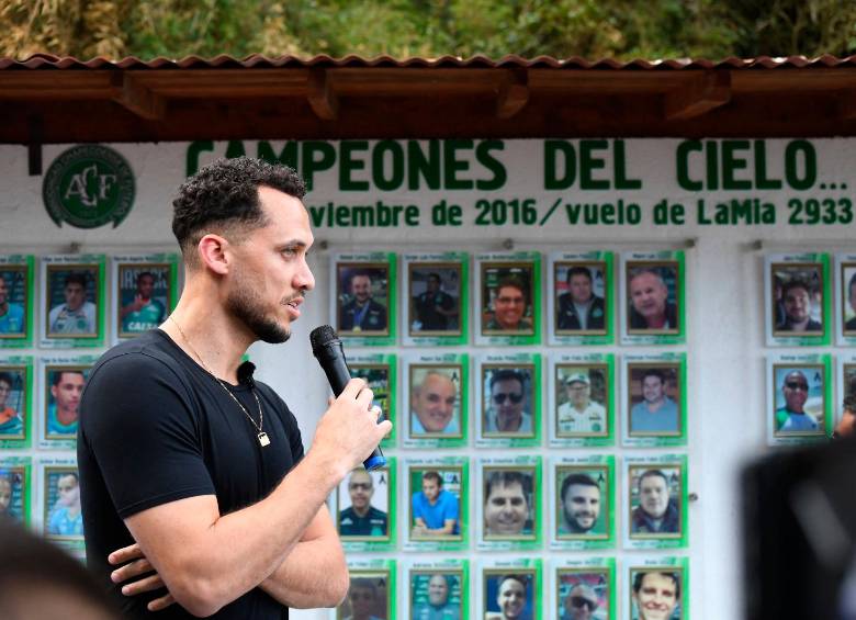 El equipo de Chapecoense oró, junto a Hélio Neto, uno de los sobrevivientes de la tragedia del 2016. FOTO: AFP