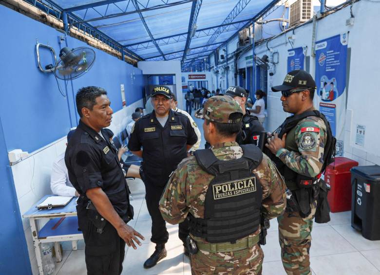 Las autoridades vigilando la estadía del expresidente en el hospital. FOTO: AFP