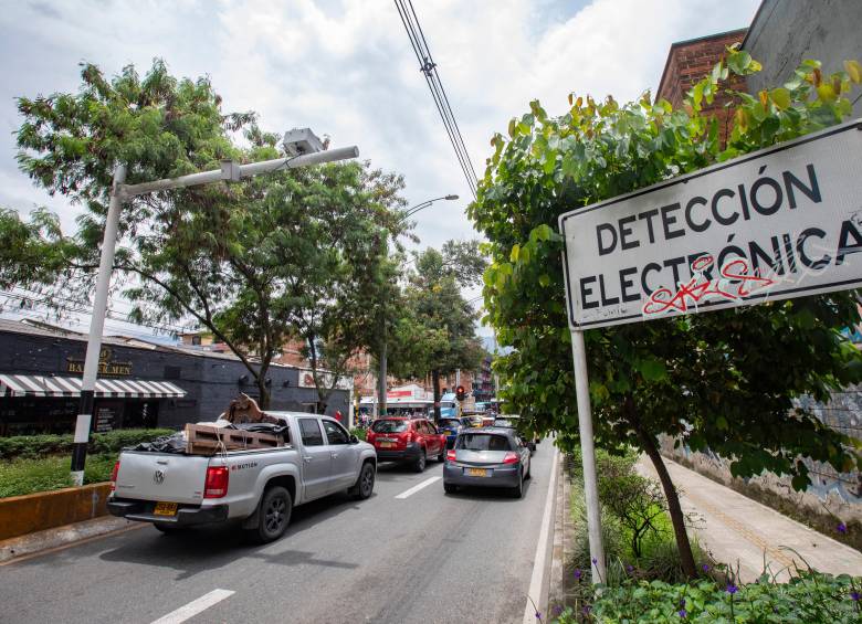 No le pare bolas a los que le recomiendan saltarse la medida. Cuando lo multen, seguramente no correrán a regalarle la plata para pagar. FOTO: ESNEYDER GUTIÉRREZ