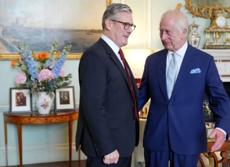 El primer ministro británico, el laborista Keir Starmer, junto al rey Carlos III. FOTO: Getty
