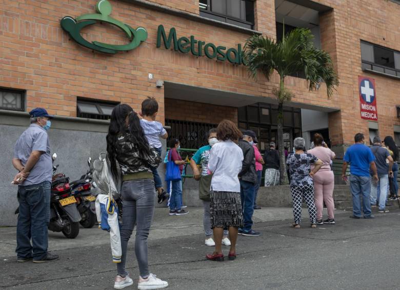 Personas en las afueras de Metrosalud, sede de San Javier. FOTO: ARCHIVO EL COLOMBIANO