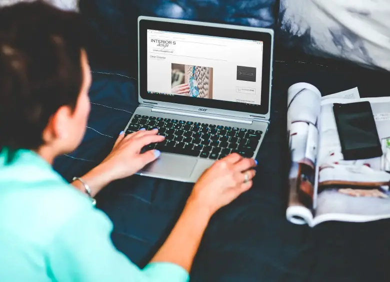 La búsqueda de empleo en Colombia ha migrado a plataformas digitales como LinkedIn y canales de WhatsApp informativos. FOTO: GETTY