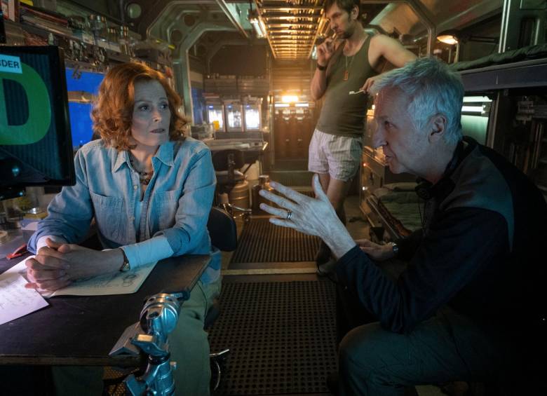 Sigourney Weaver con James Cameron en plena filmación de Avatar: el camino del agua. 