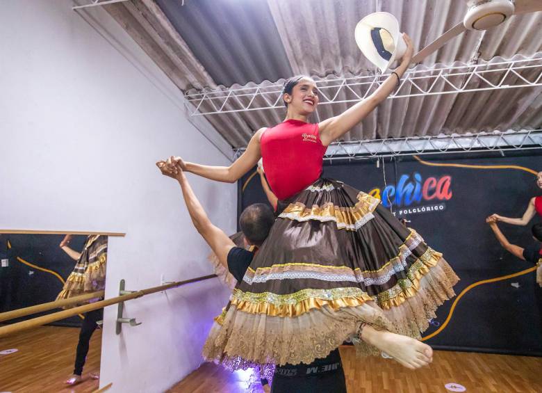 Bochica rescata los bailes tradicionales colombianos y los fomenta entre la juventud. Foto: Carlos Velázquez.