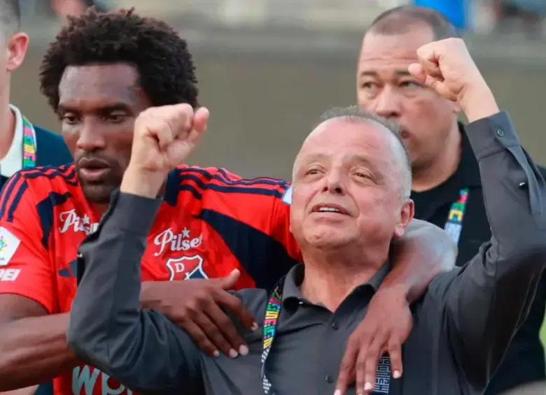 Los hinchas del DIM piden que Raúl Giraldo venda el equipo. FOTO: Manuel Saldarriaga