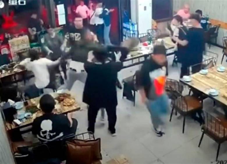 Momento de los incidentes en un restaurante de la ciudad de Tangshan. FOTO: CAPTURA DE PANTALLA
