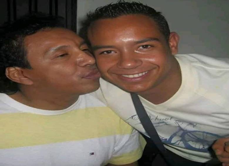 Una de las fotos de Miguel Ángel Díaz (derecha) junto a su padre, el cantante vallenato Diomedes Díaz. FOTO: Imagen tomada de redes sociales.