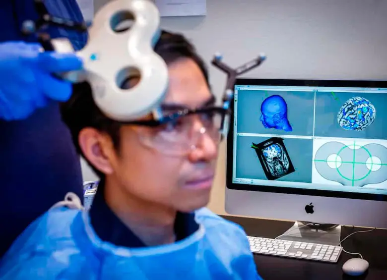 Un participante recibe estimulación cerebral no invasiva durante un experimento en un laboratorio. FOTO: cortesía Agencia Sinc/ Nicolas Zonvi
