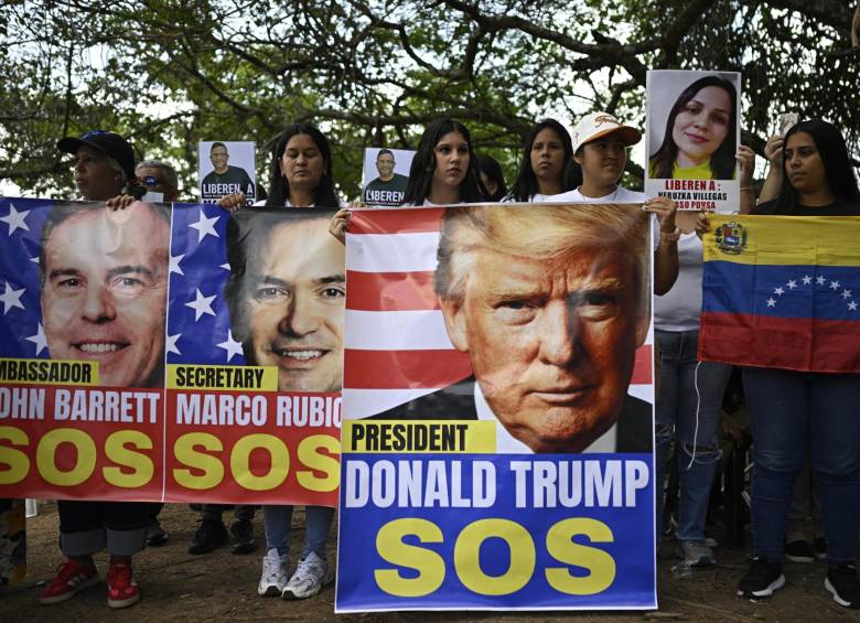 Con lágrimas, banderas estadounidenses y el dolor a flor de piel, unas 40 personas cumplen dos semanas acampando frente a la embajada de Estados Unidos en Caracas. FOTO: AFP