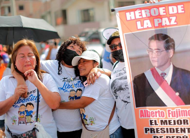 Simpatizantes de Fujimori se han manifestado a las afueras del penal Barbadillo, en Lima (Perú), por la liberación del expresidente. FOTO: EFE/ Luis Angel Gonzales