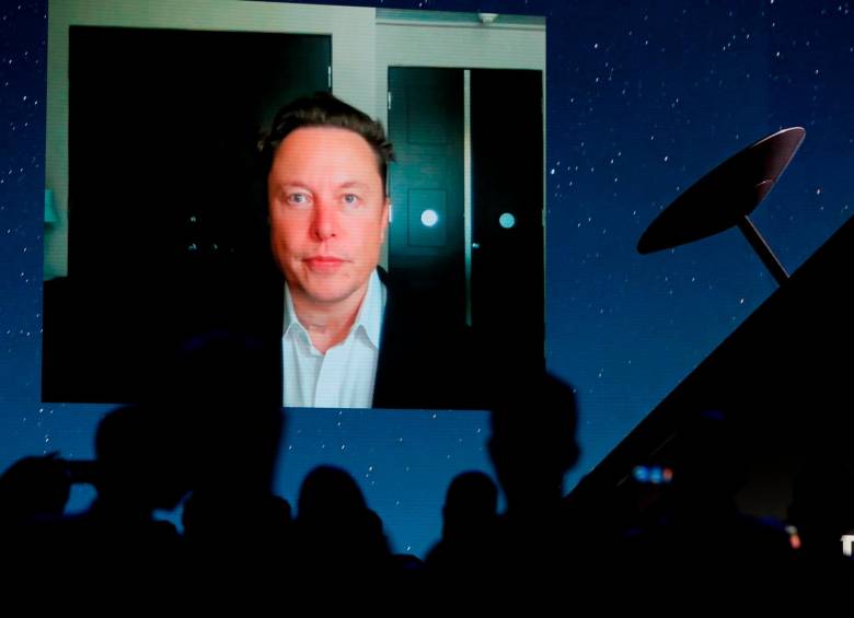 Elon Musk, nuevo dueño de Twitter, ha dejado ver en sus trinos lo que quiere para la plataforma, sin salir del todo bien librado. FOTO ARCHIVO EFE