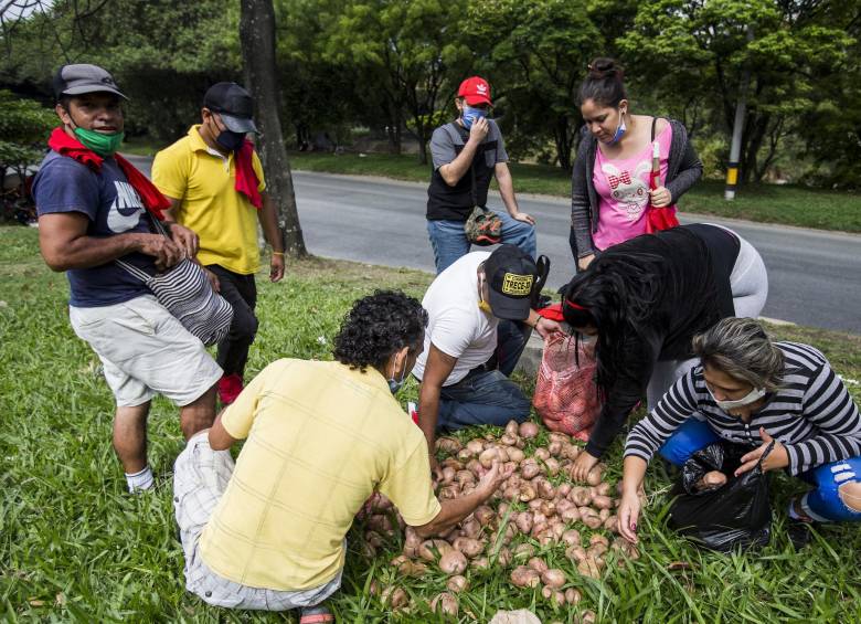 Habitantes de Medellín salen a las vias principales de la ciudad a pedir mercados y ayudas. Foto: Julio César Herrera Echeverri