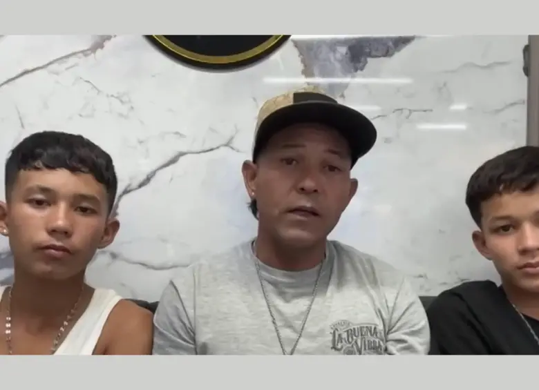 A los lados, los hermanos Winder y Deivi; en el centro su padre, Deivid. Foto: Captura de video