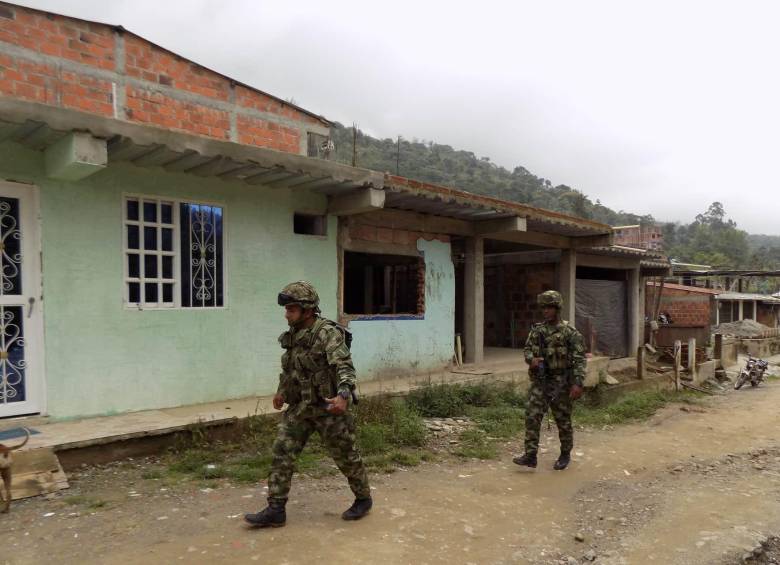 Los subversivos ingresaron a la escuela ubicada en zona rural del municipio de Planadas, Tolima. Foto: Colprensa (IMAGEN DE REFERENCIA)