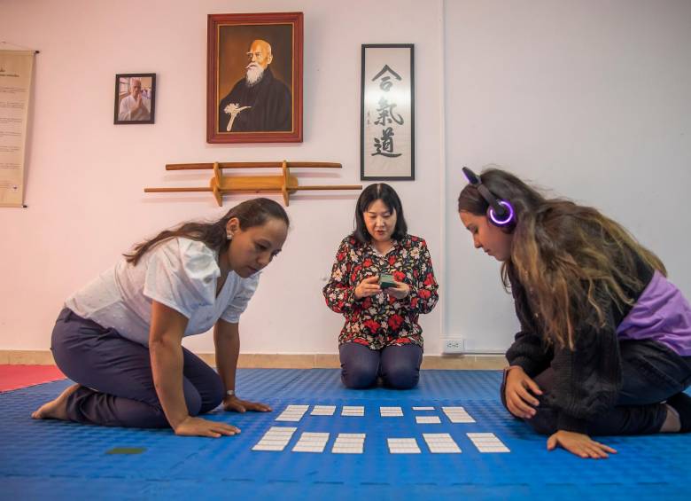 El juego de las cartas es una forma en la que los alumnos aprenden la lengua japonesa y se divierten. Foto: Carlos Velázquez.