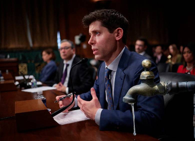 Sam Altman, director ejecutivo de OpenAI, cuestionó las cifras que circulan sobre el consumo de agua asociado con cada consulta de ChatGPT. FOTOS GETTY Y EL COLOMBIANO