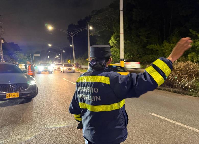 Una agente de Tránsito realizando controles viales sobre la Avenida Las Palmas. FOTO: Cortesía Alcaldía de Medellín