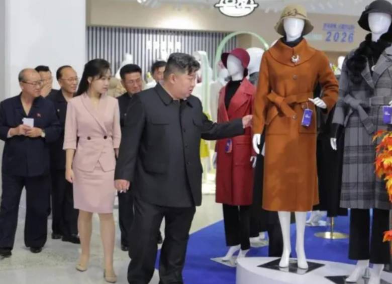 Kim Jong Un en compañía de su hija, Kim Ju-ae, en imágenes difundidas por el periódico estatal Rodong Sinmun. Foto: Rodong Sinmun recogidas por BBC