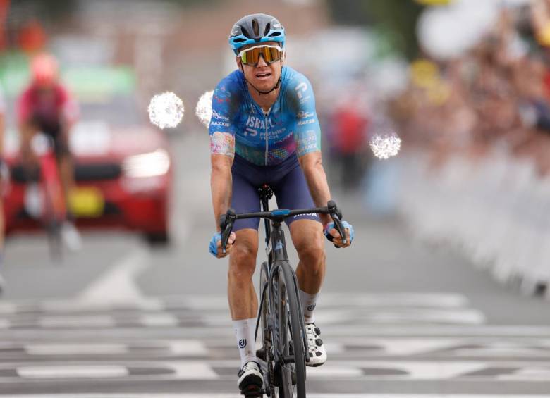  Simon Clarke ganó la etapa 5 del Tour; Van Aer, pese a caída, defendió el liderato 
