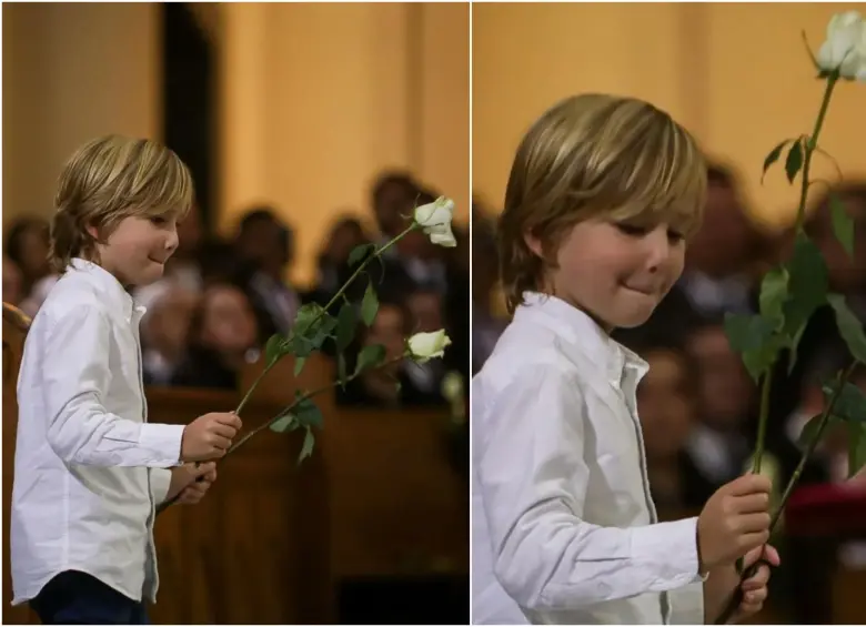 Alejandro con las flores que llevó al féretro de su padre. FOTO: Colprensa