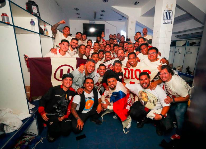 La foto del recuerdo, tras el título logrado, la tuvo que hacer Universitario dentro del camerino. FOTO X-UNIVERSITARIO