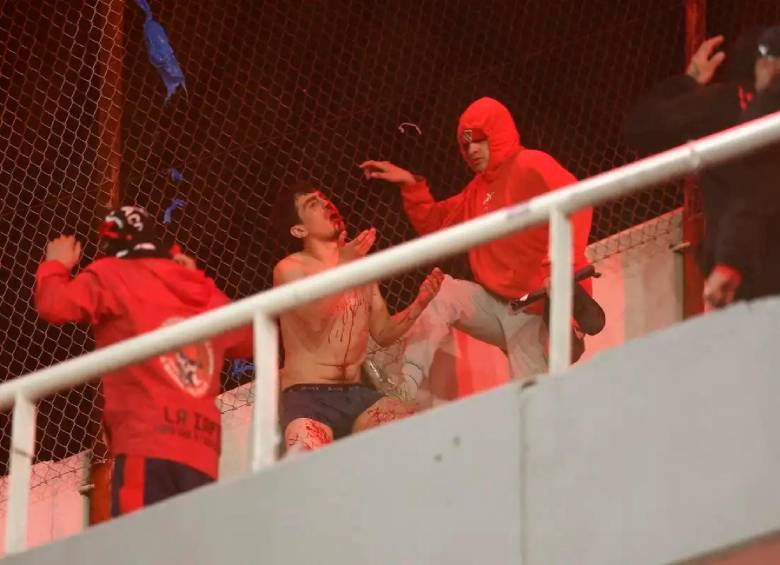 Escenas desgarradoras dejaron los actos de violencia entre hinchas de Independiente de Avellaneda y Universidad de Chile. FOTO AFP