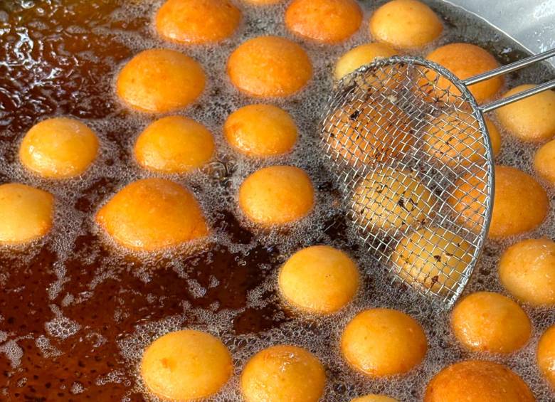 Ya casi llega la navidad y con ella el olor a buñuelos recién hechos en todas las cocinas de la ciudad. FOTO: María Franco