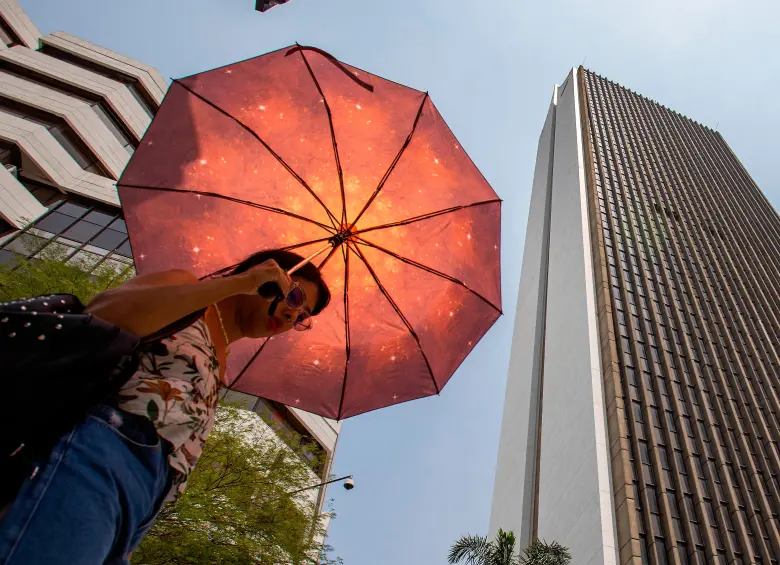 Los días de sol en Medellín están generando una gran ola de calor, por lo que el uso de los paraguas está en aumento. Foto: Esneyder Gutiérrez