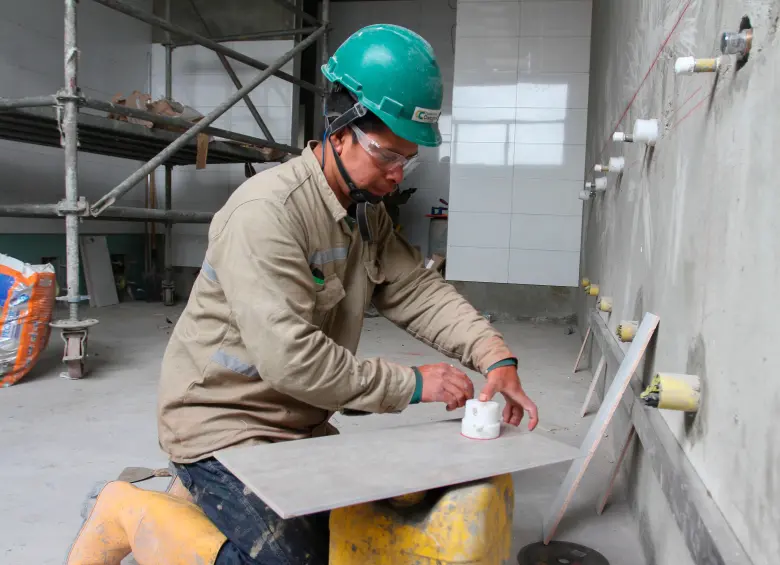 El déficit de mano de obra especializada se ha convertido en uno de los principales retos para aumentar la construcción de vivienda en España. FOTO COLPRENSA