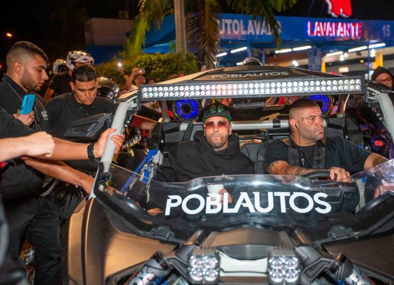 Nicky Jam lanzó su canción con Feid en motos y en caravana por Medellín