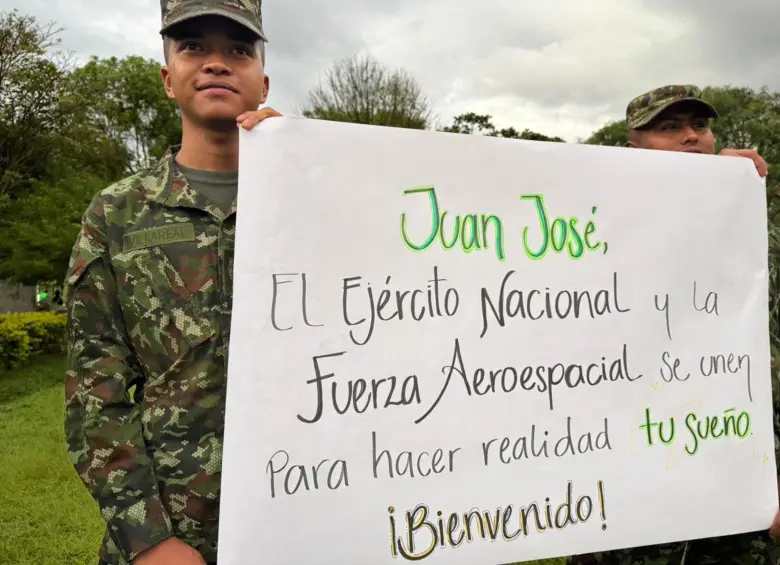 El Ejército Nacional, la Fuerza Aeroespacial y el club Atlético Nacional hicieron posible el sueño de Juan José, de ver jugar el equipo del que es hincha. OTO: Cortesía