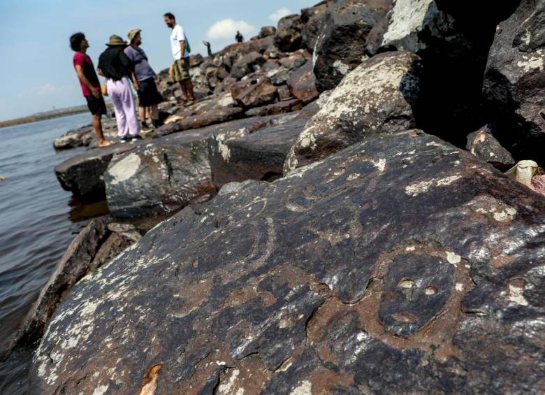 Los grabados ancestrales solían estar cubiertos por el río en Manaos. FOTO: AFP.