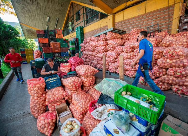 Frutas frescas, cebollas y papas negras bajaron de precio en mayo y se espera que ayuden a disminuir la inflación. FOTO Esneyder Gutiérrez