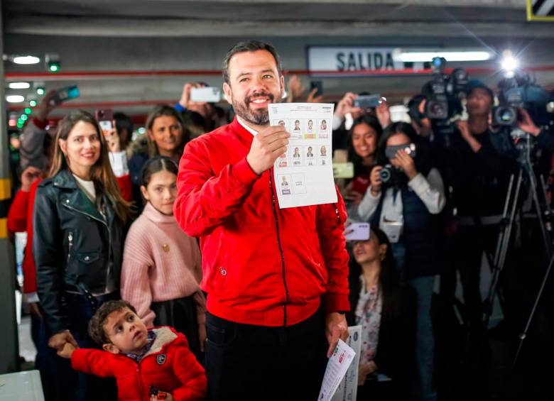 Carlos Fernando Galán, candidato por la Alcaldía de Bogotá también sufragó su voto en las urnas. Foto: Colprensa.