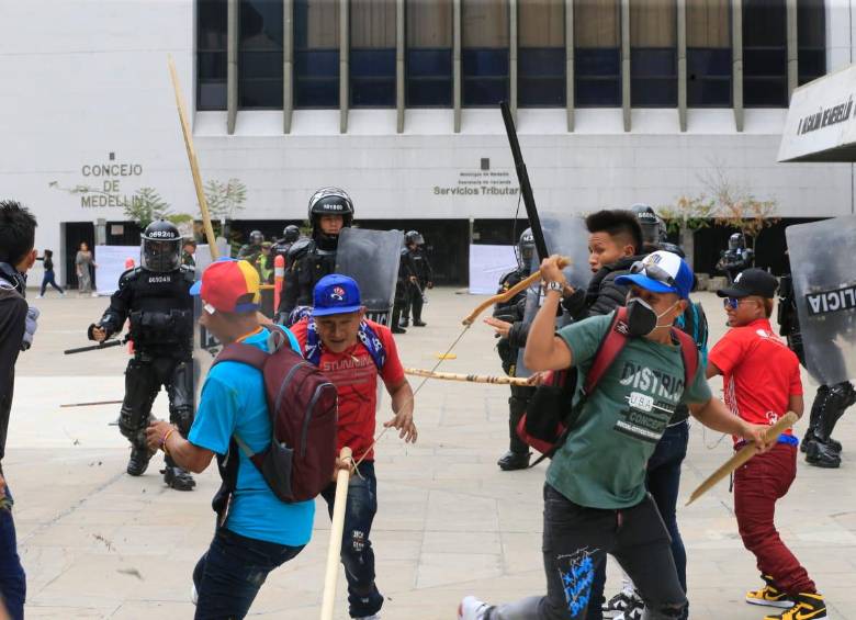 La alcaldía que dirige Quintero no ha adelantado ninguna acción efectiva para garantizar los derechos y bienestar de los niños indígenas que padecen todo tipo de vulneraciones en las calles, particularmente en El Poblado. Foto: Esneyder Gutiérrez