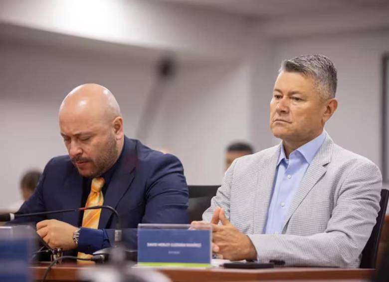 A la izquierda está David Herley Guzmán Ramírez, coronel retirado, hoy en juicio ante la JEP por presuntas ejecuciones extrajudiciales. FOTO: JURISDICCIÓN ESPECIAL PARA LA PAZ.