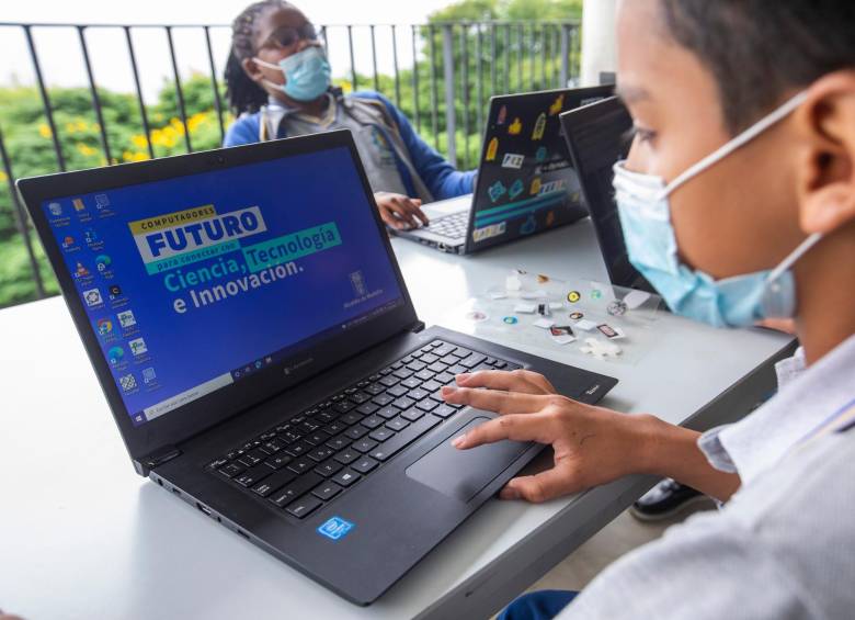 Las entregas de los computadores se han convertido en eventos con gran despliegue mediático de la Alcaldía. Esa es una de las banderas del suspendido alcalde. FOTO Carlos Velásquez