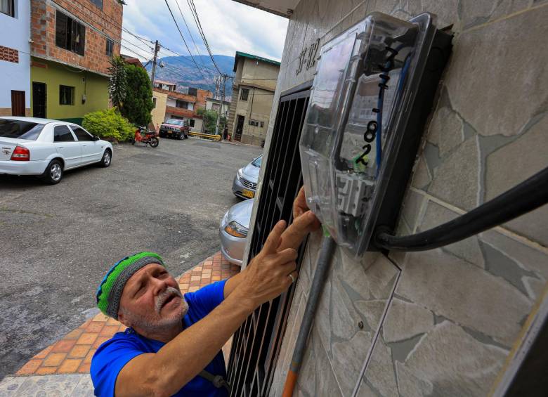 Rodrigo García Giraldo, el primer residente en La Estrecha que habilitó energía solar en su casa. FOTO: Manuel Saldarriaga.