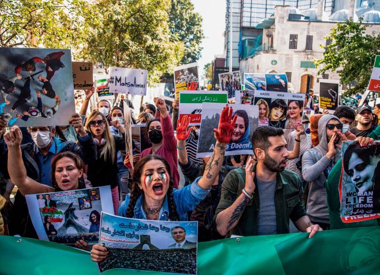 Cientos de mujeres han dejado de usar el velo islámico tras la muerte de Mahsa Amini en manos de la policía de la moral. FOTO GETTY