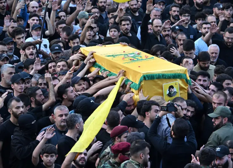 Haitham Ali Tabatabai, líder militar de Hezbolá, fue enterrado este lunes tras ser bombardeado por Israel en Beirut, Líbano. Foto: Getty Images