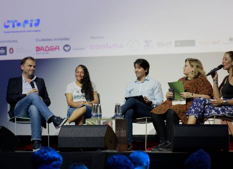 Foto de izquierda a derecha: Paulo Ferreira, director del Festival Utopía; Aida María Henríquez, madre comunitaria; Juan Camilo Dueñas, de Tiendas Ara; Astrid Eliana Cáceres Cárdenas de ICBF y Diana Rey de Fundalectura. FOTO cortesía Festival Literario Utopía Colombia