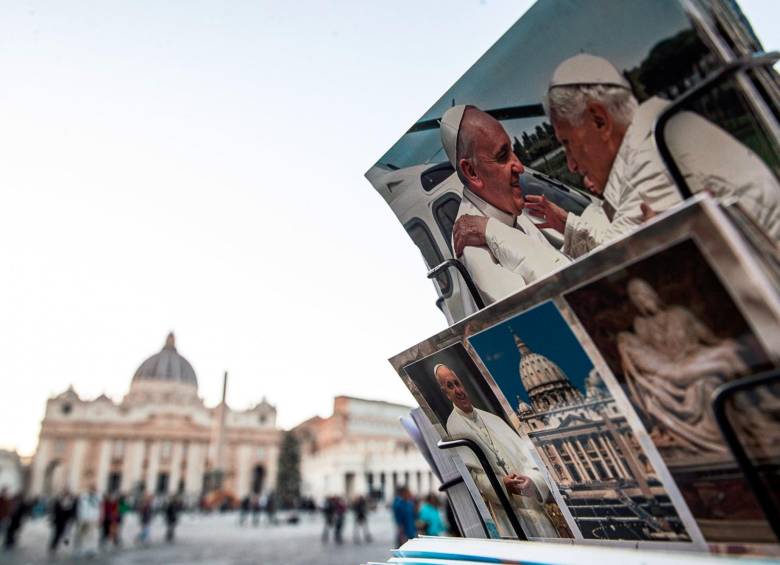 El Vaticano informó del “grave” estado de salud del Papa emérito Benedicto XVI. El Papa Francisco también está enfermo por un problema en su rodilla derecha. FOTO: EFE