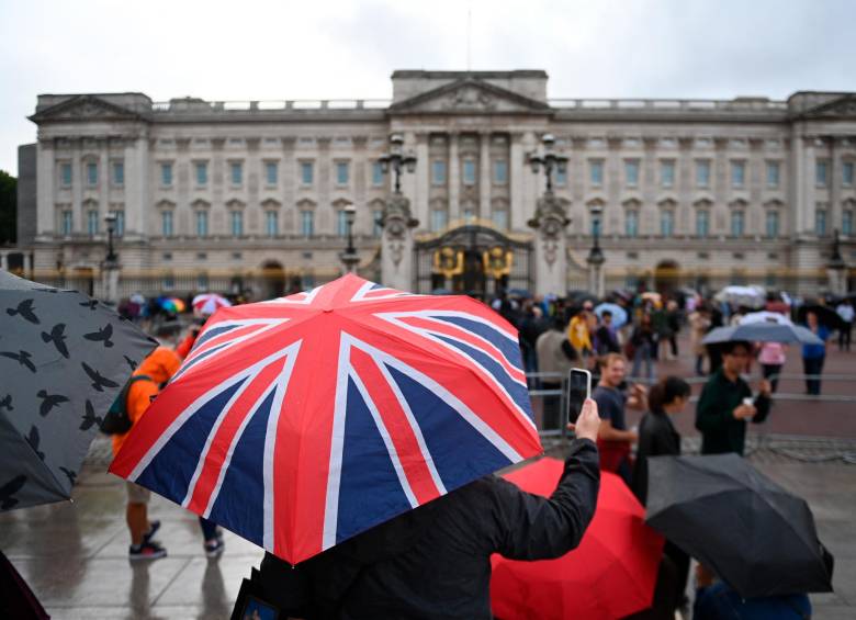 El Palacio de Buckingham es la residencia oficial de la monarca británica en Londres.​ FOTO: EFE