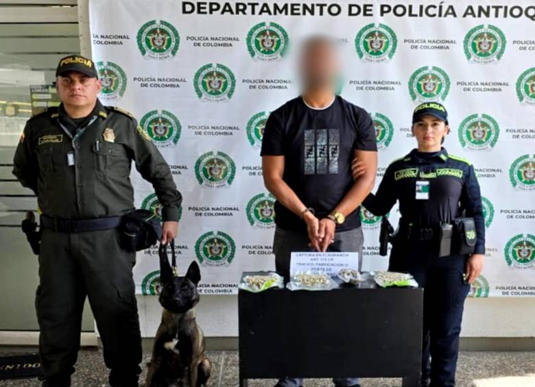 El detenido junto a la droga incautada tras el operativo policial. FOTO: Cortesía