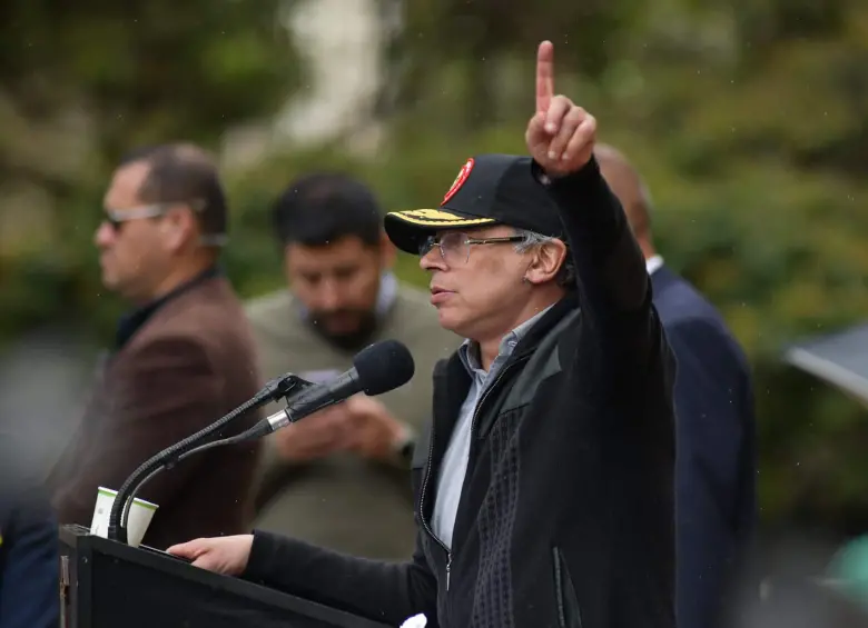 Señala a la extrema derecha, al narcotráfico y a un representante de EE. UU. como parte de una supuesta conspiración para silenciarlo. Sus advertencias, cargadas de dramatismo, han sido calificadas por algunos expertos como infundadas y peligrosas. FOTO: PRESIDENCIA