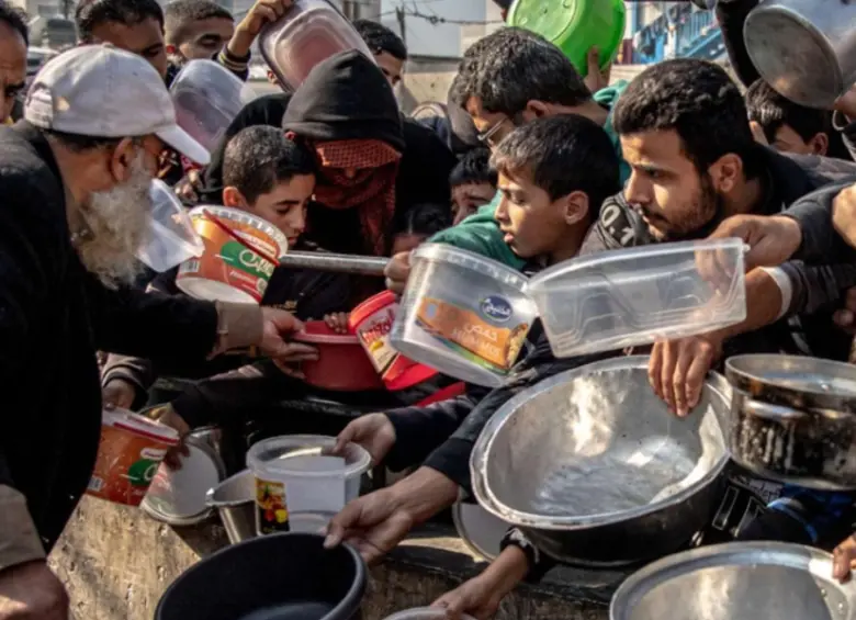 Miles de personas en Gaza intentando recibir un poco de las contadas raciones de comida de las ayudas humanitarias que entran a la zona. FOTO: OMS