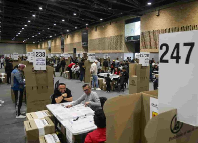 El Ministerio de Defensa reportó que al 9 de marzo se incautaron más de $3.800 millones relacionados con la compra de votos, en 56 operativos (ver infografía) que dejaron además 53 capturas. Foto: Colprensa. 