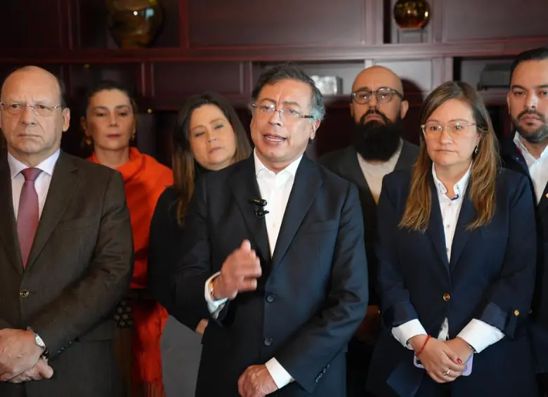 El presidente Gustavo Petro respondió, desde China, al hundimiento de la consulta popular en el Senado rodeado de parte de su gabinete. Foto: PRESIDENCIA
