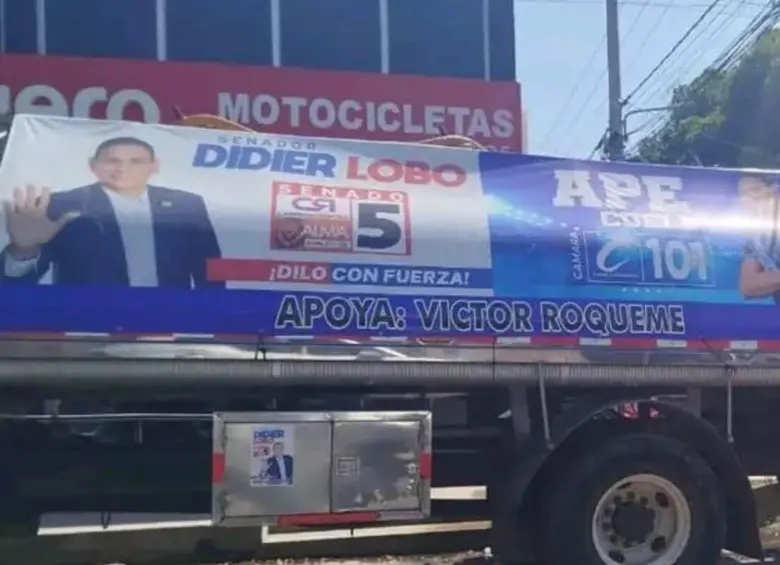 Carrontanque circulando en Aguachicha con propaganda política. Foto: redes sociales
